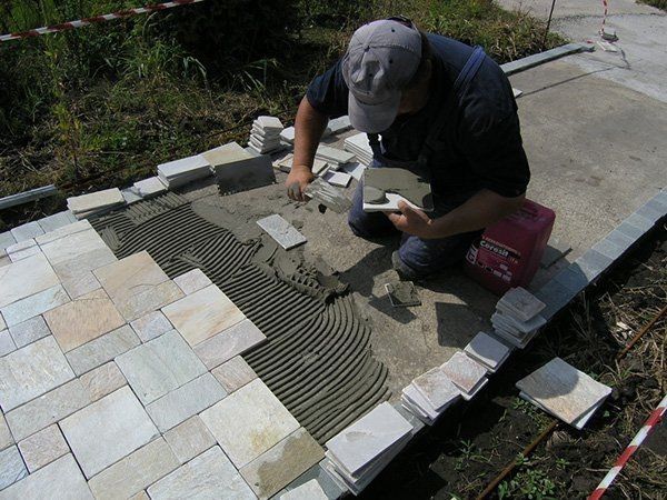 Как правильно положить брусчатку на бетонное основание