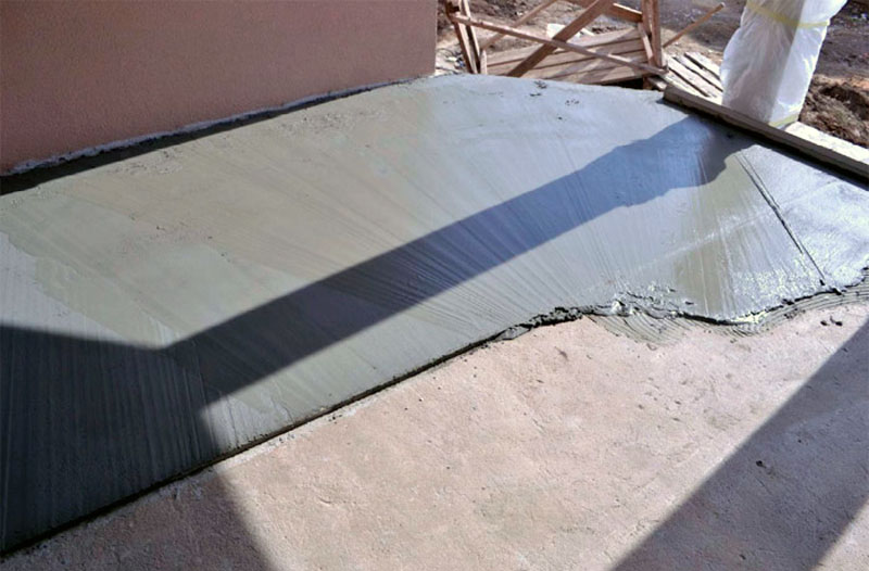 Укладка плитки на бетонную уличную лестницу
