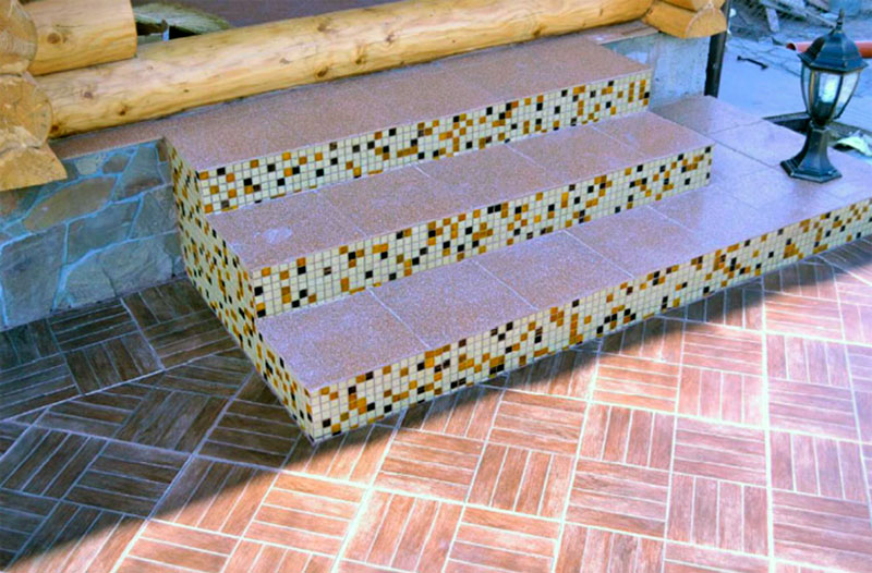 Укладка плитки на бетонную уличную лестницу